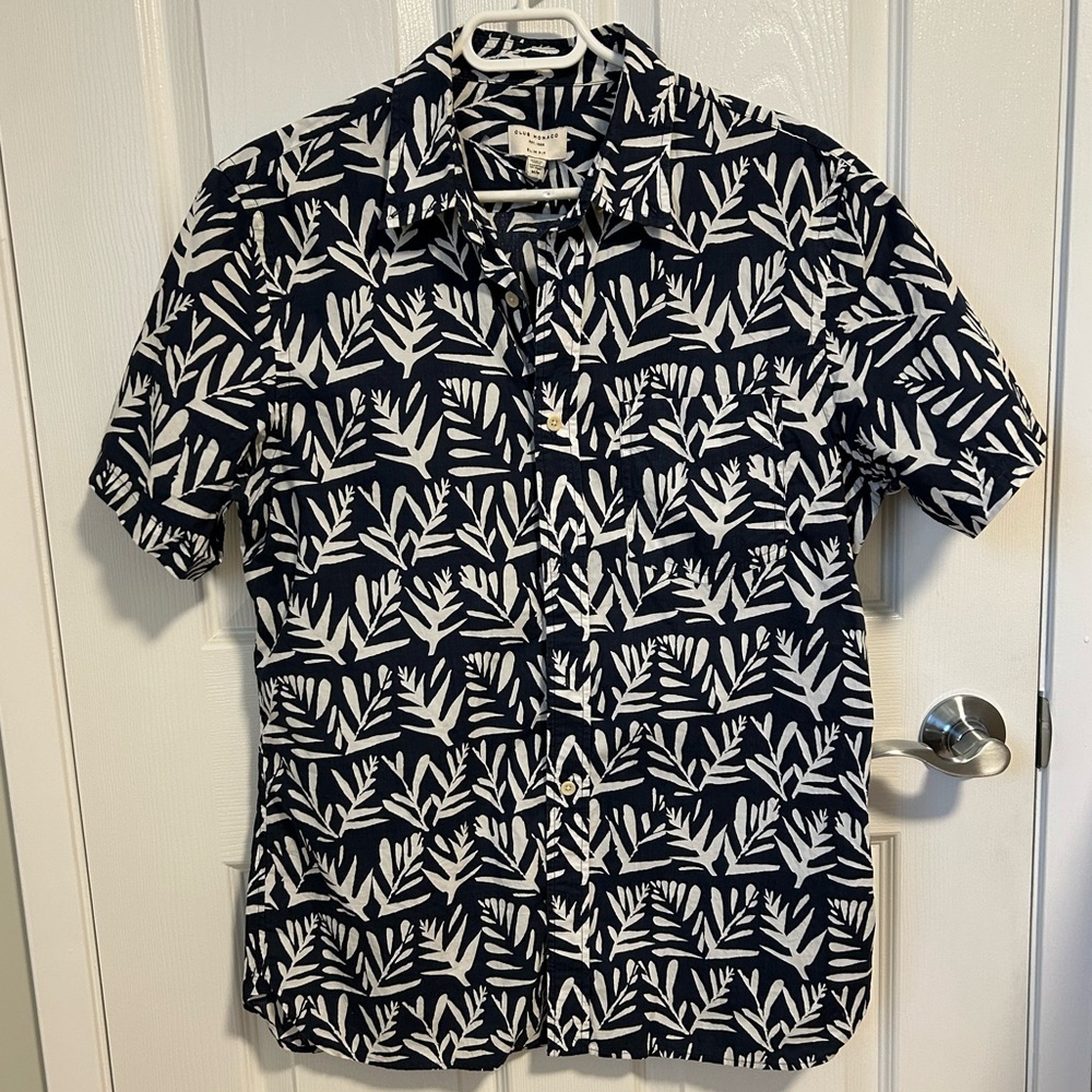 Club Monaco Men's Navy and White Leaf Print Short Sleeve Shirt, Size Medium.